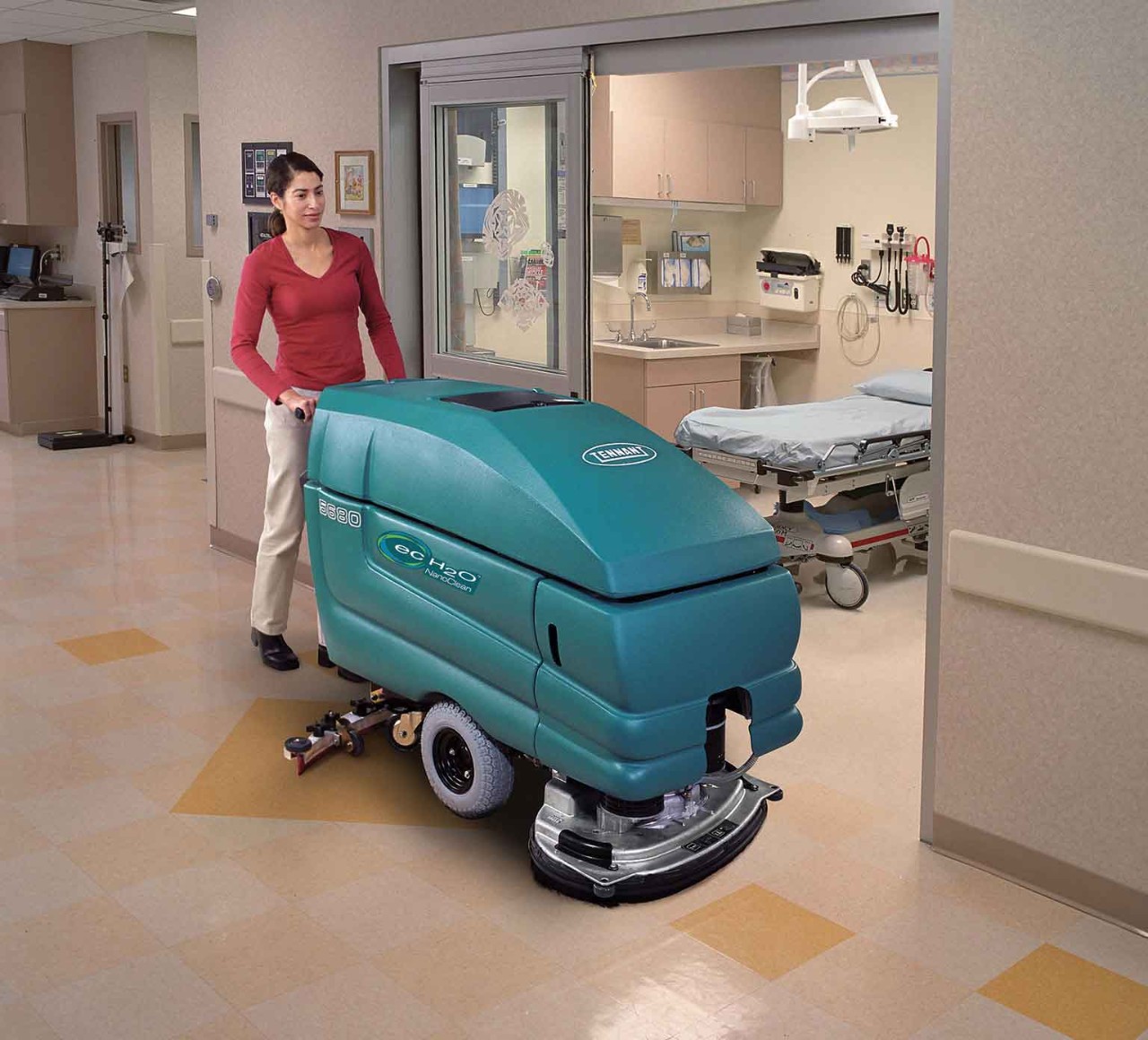 Les planchers d’un hôpital sont nettoyés à l’aide d’une machine 5680 de Tennant dotée de la technologie ec‑H2O